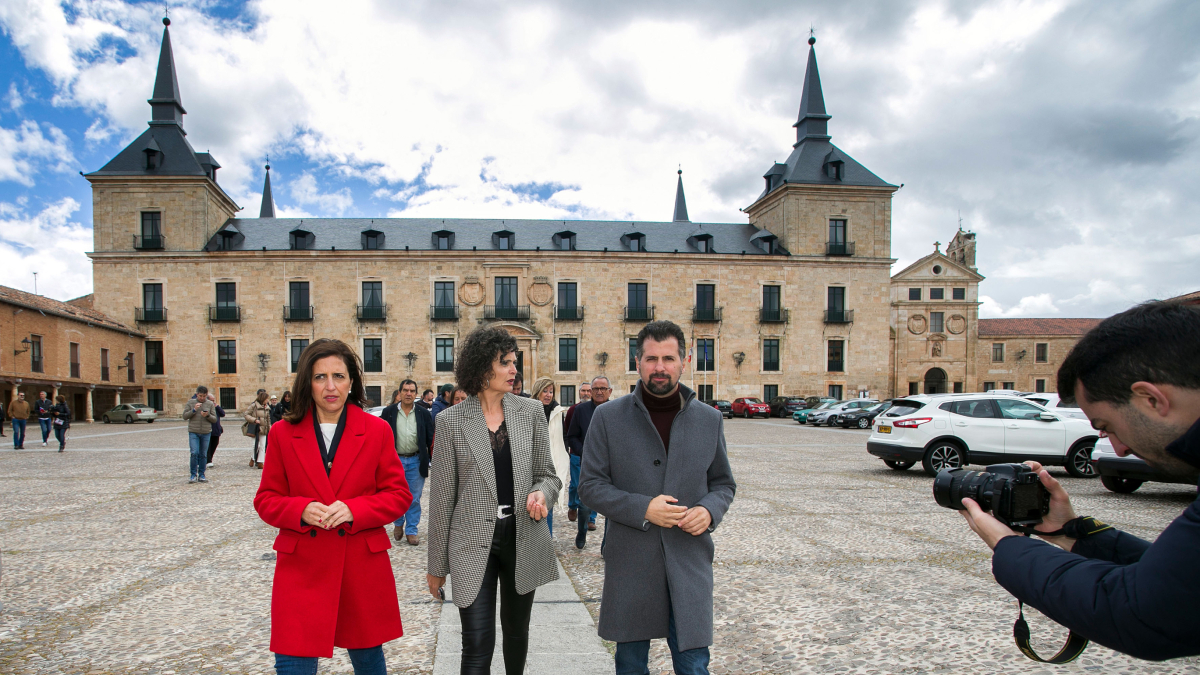 Esther Peña, María del Carmen Castrillo y Luis Tudanca en la villa ducal.