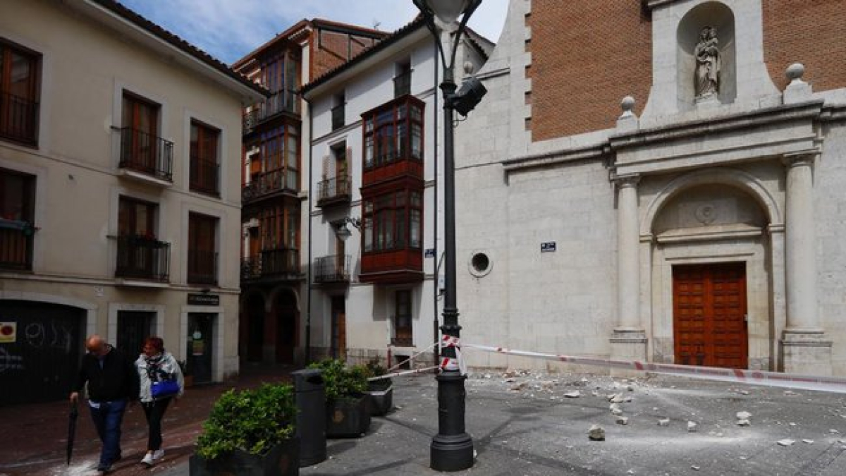 Un rayo destruye la cruz de la iglesia de las Esclavas del Sagrado Corazón, situada en la plaza del Salvador de Valladolid.