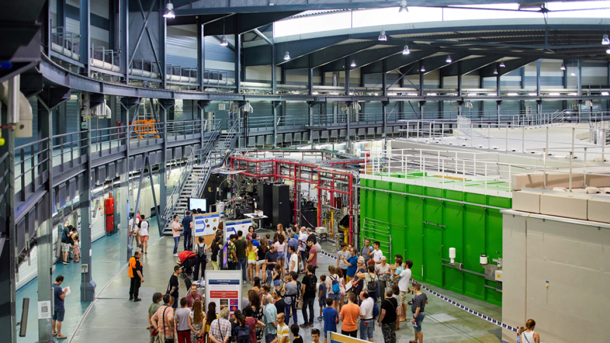 Imagen de las visitas a las instalaciones del Sincrotrón ALBA.