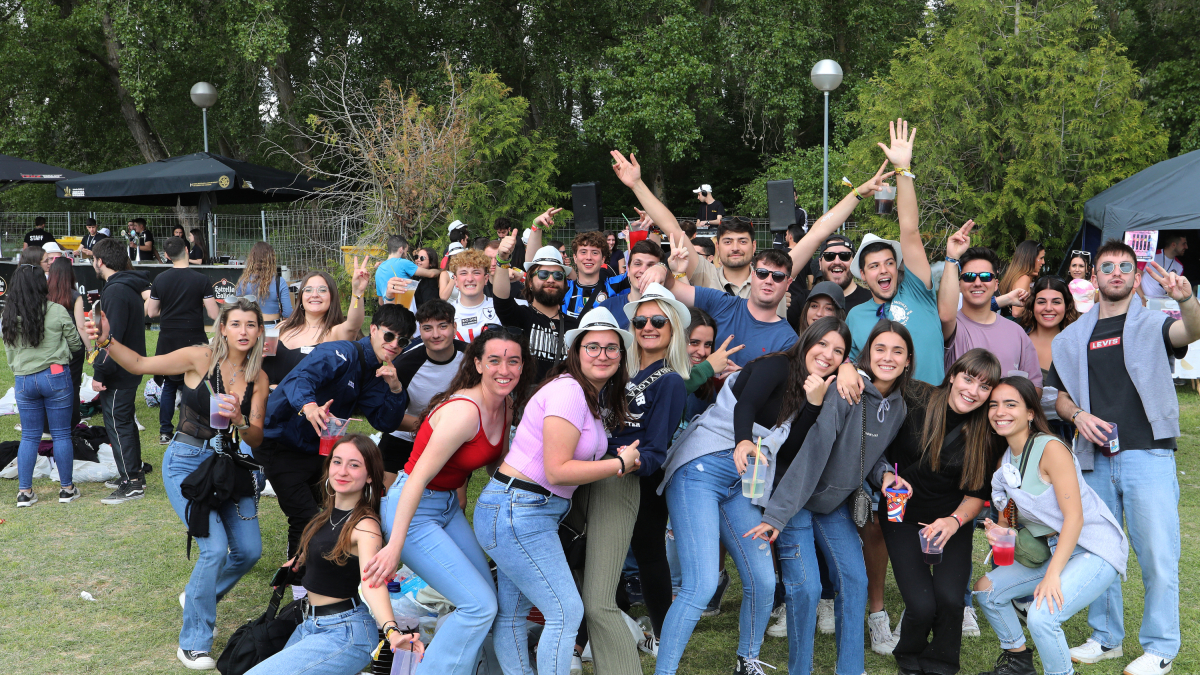 Miles de jóvenes de toda la Comunidad y de otros lugares de España en la fiesta universitaria de la ITA, que se celebra en el Parque Ribera Sur de Palencia.