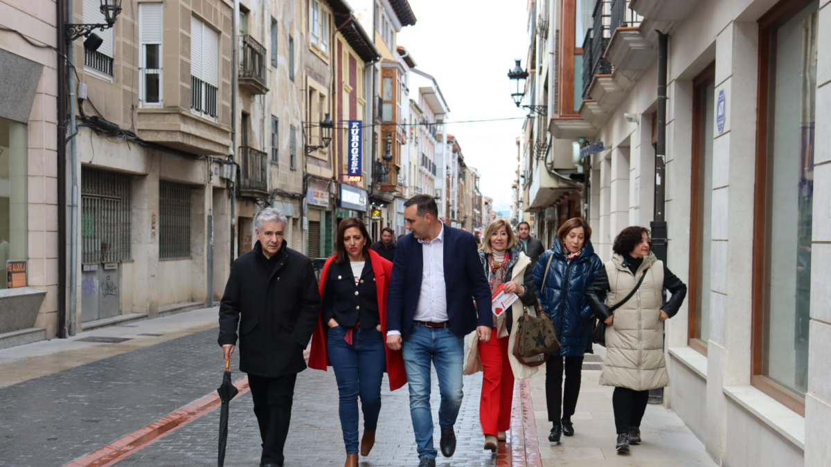 El aspirante a la reelección, Álvaro Morales, junto a la secretaria del PSOE de Burgos en su presentación en Briviesca.
