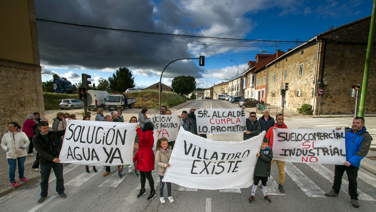 Movilización vecinal en Villatoro recién iniciada la campaña electoral de las municipales de mayo de 2023.