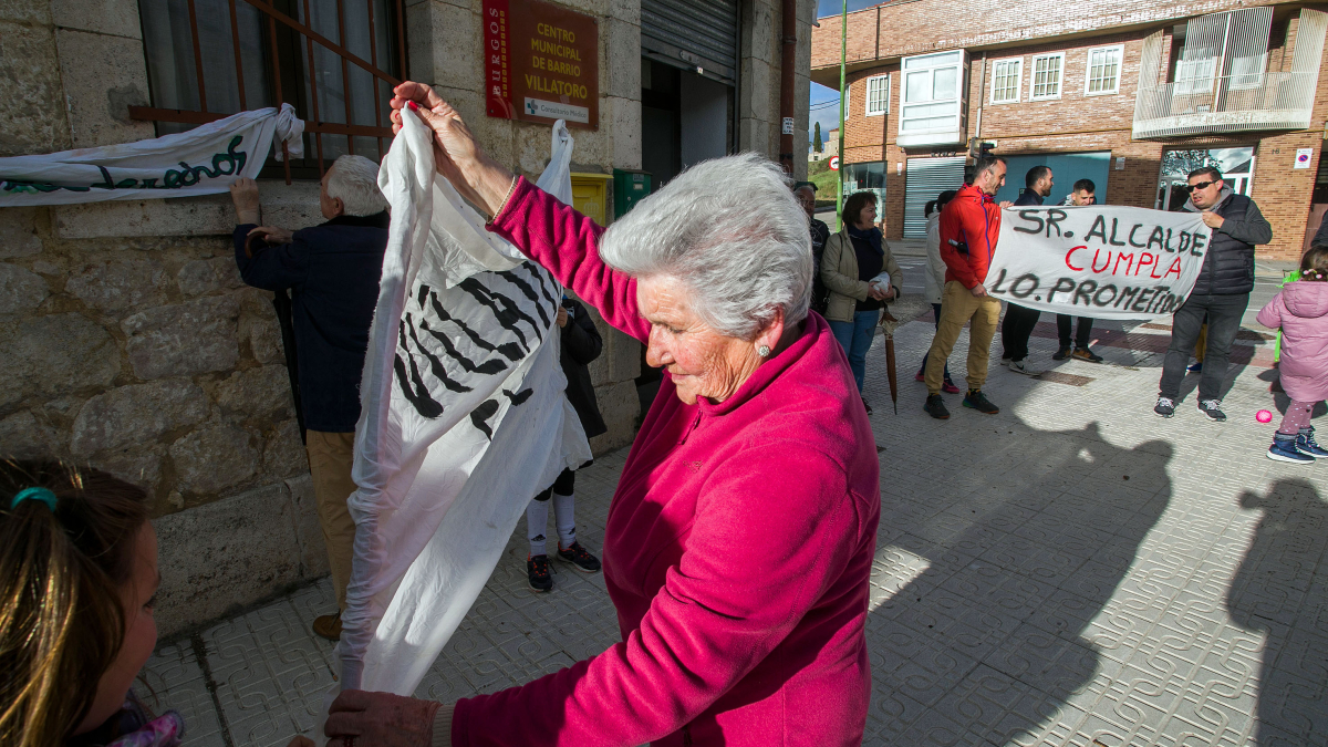 Vecinos de Villatoro durante una concentración junto al centro municipal el pasado mes de mayo.