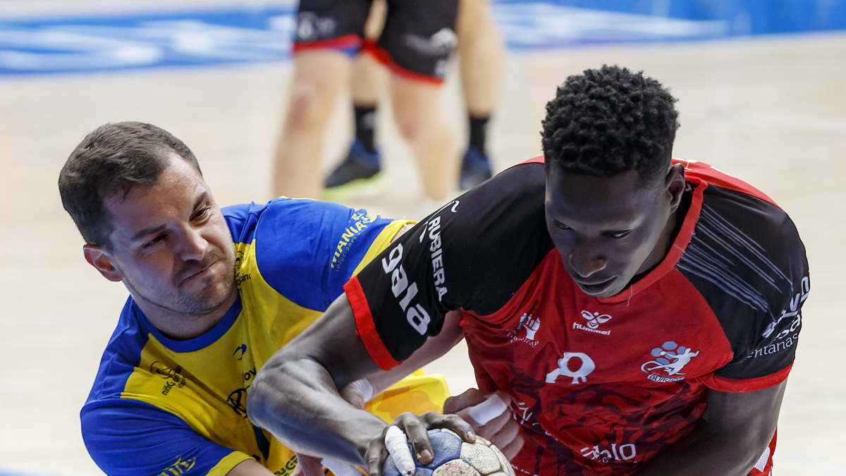 Adama Sako, tratando de superar la pegajosa defensa de un rival en El Plantío.