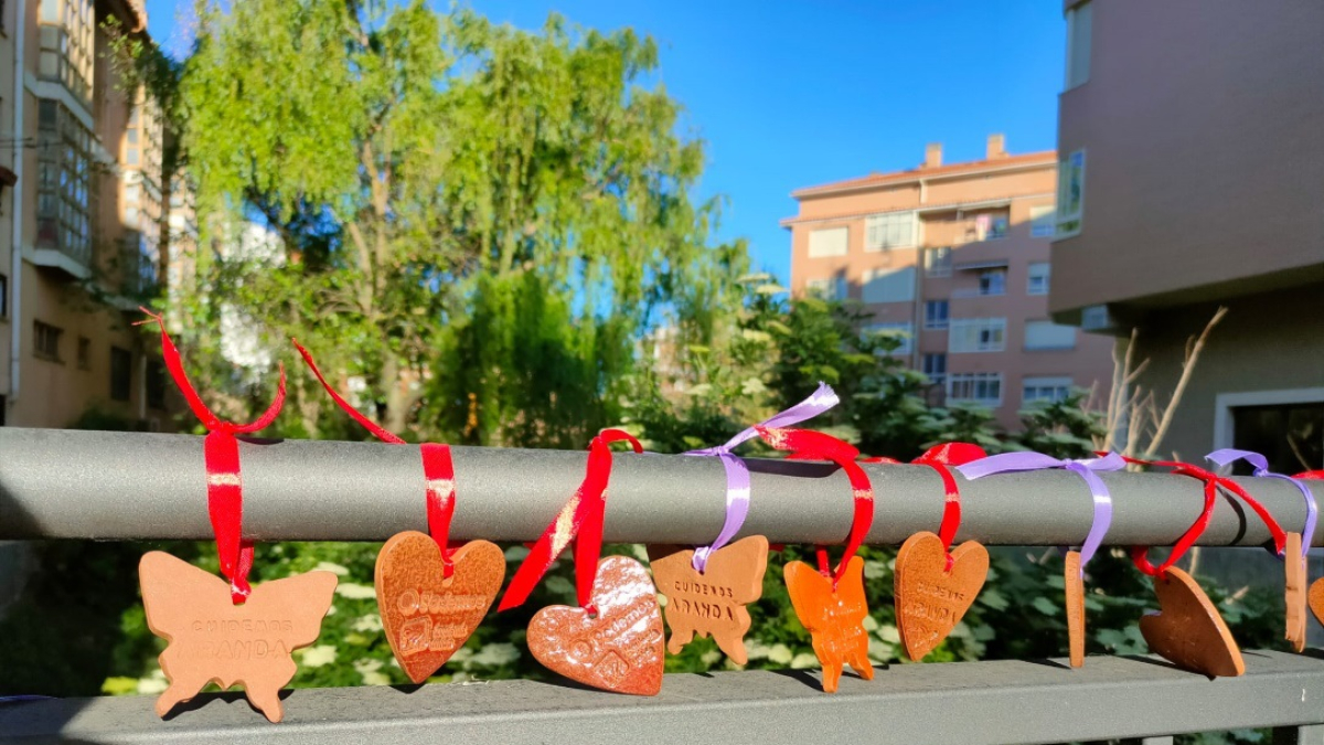 Con el mensaje de “Cuidemos Aranda”, la ciudad ha amanecido adornada con mariposas y otros elementos cerámicos, dentro de la campaña de Podemos - Izquierda Unida