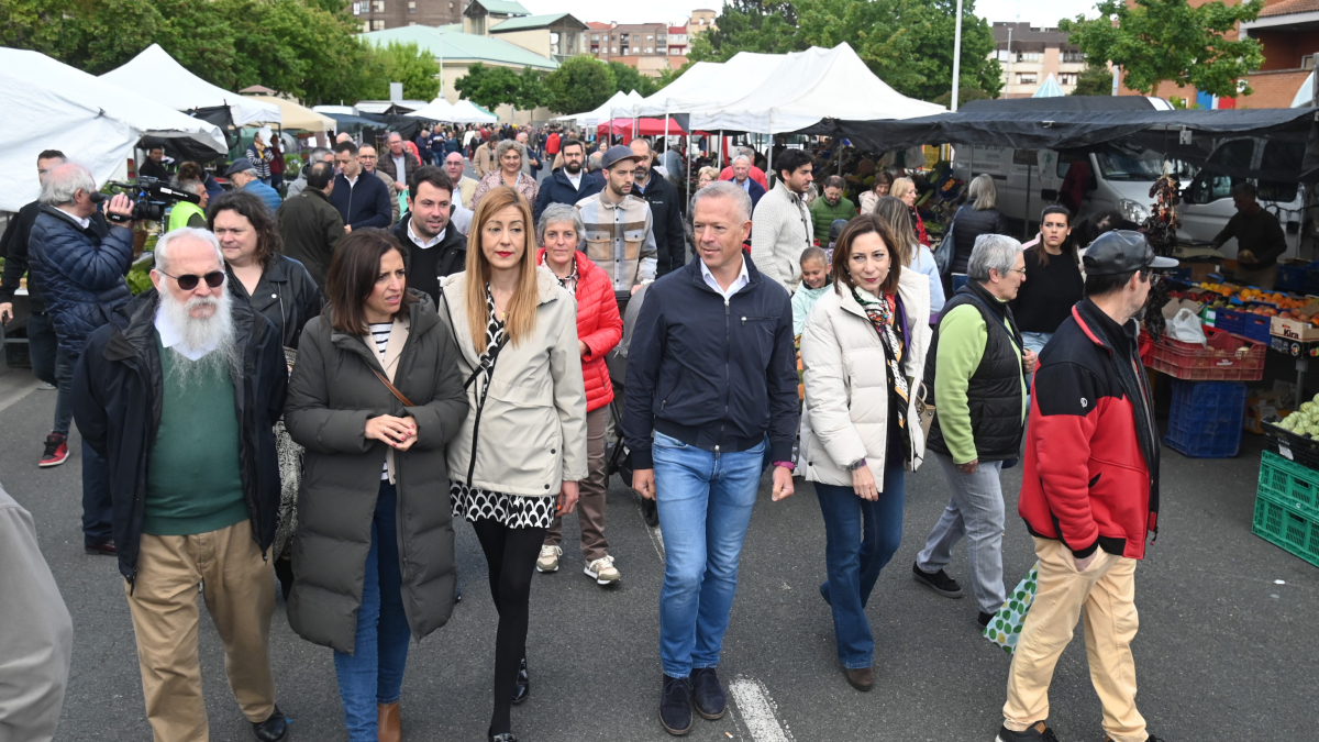 El presidente del Senado, Ander Gil y la secretaria provincial del PSOE, Esther Peña, visitan Miranda con la candidata socialista Aitana Hernando.