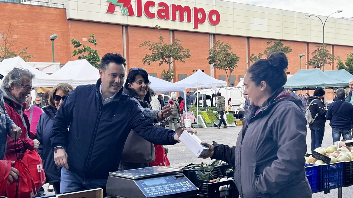 Daniel de la Rosa, en el mercadillo hortofrutícola junto a Camino de la Plata