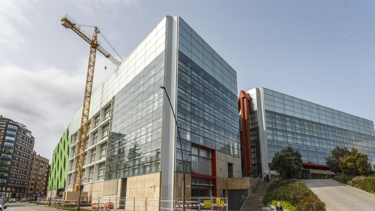 La necesidad de introducir el material de obra por el techo ha obligado a instalar una gran grua junto al edificio.