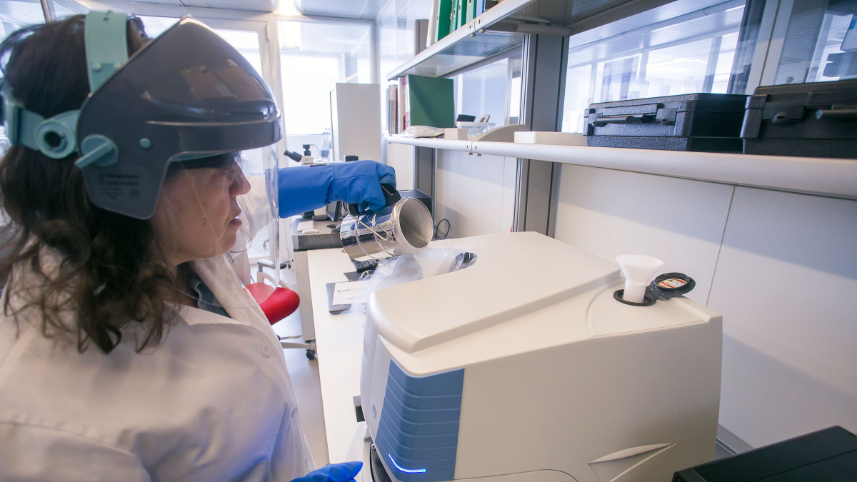 Trabajo con nitrógeno en uno de los laboratorios del Cenieh.