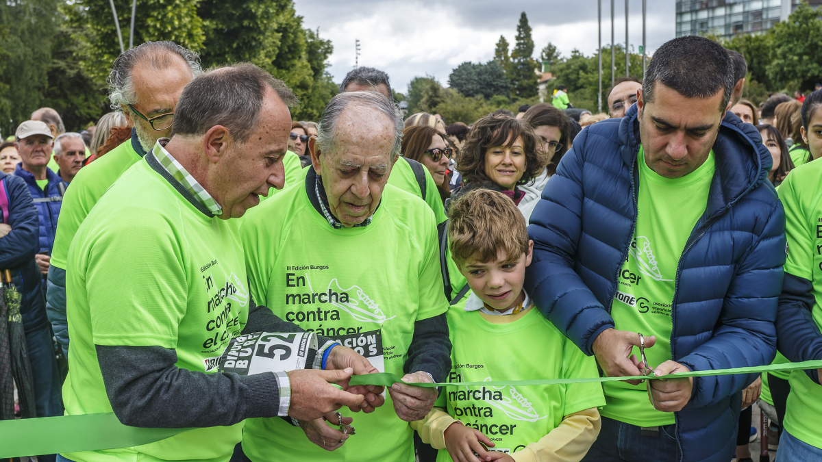 El presidente de la AECC en Burgos, Eduardo González (izquierda), minutos antes de empezar la tercera Marcha contra el Cáncer.