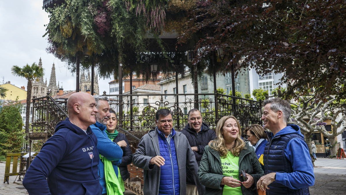 La candidata del PP a la Alcaldía de Burgos, Cristina Ayala, con parte de su equipo, junto al templete del Espolón.