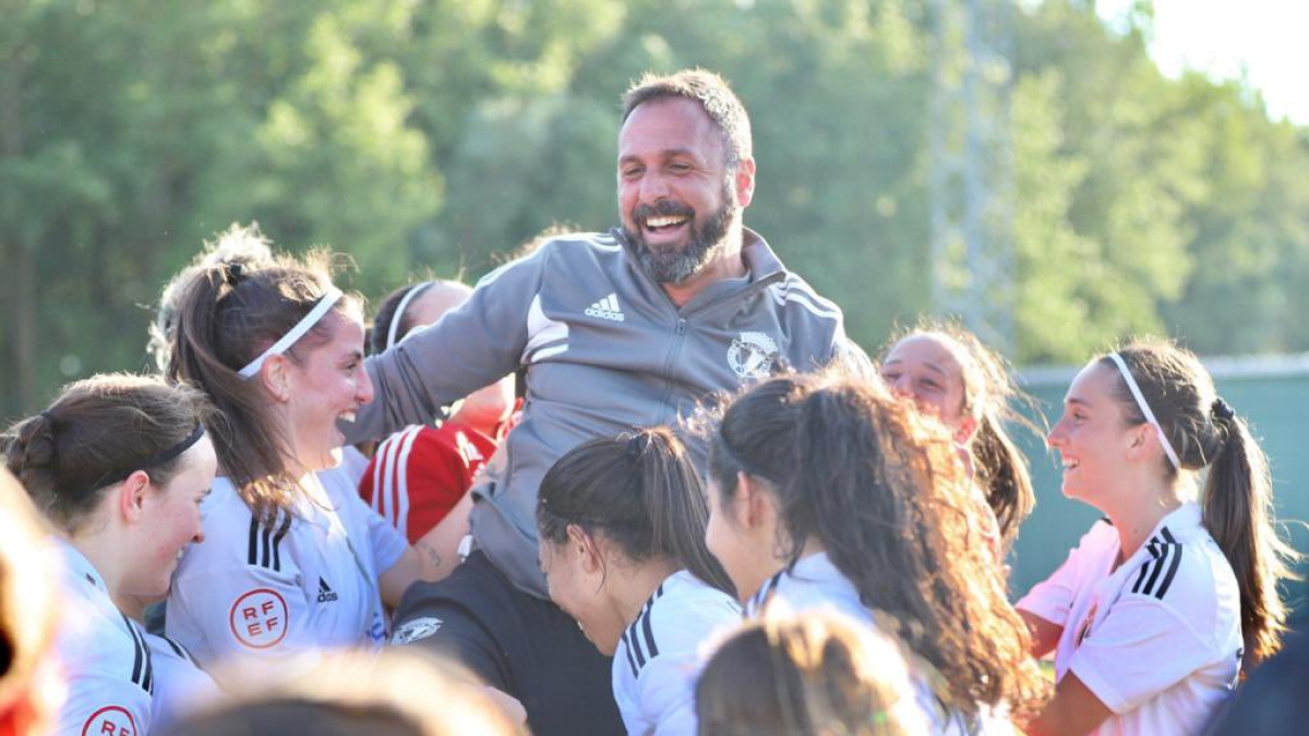 Moises Ichaso, manteado por sus jugadores al término del encuentro.