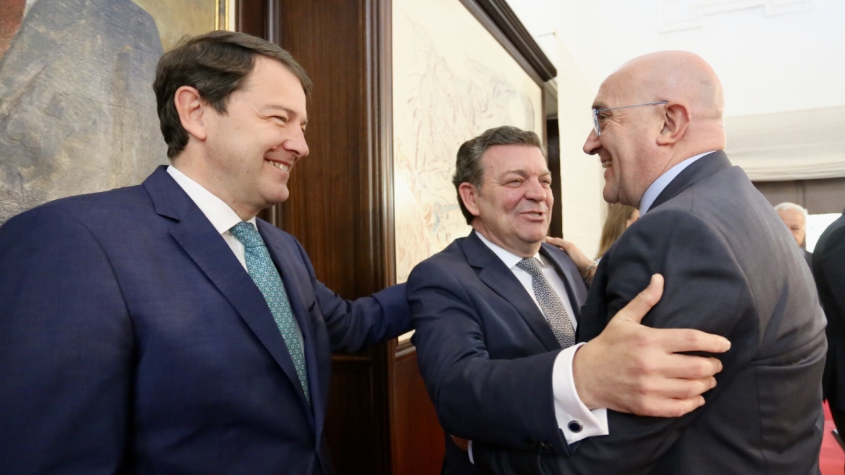 El presidente de la Junta de Castilla y León, Alfonso Fernández Mañueco, preside el acto institucional de toma de posesión del consejero de la Presidencia, Luis Miguel González Gago