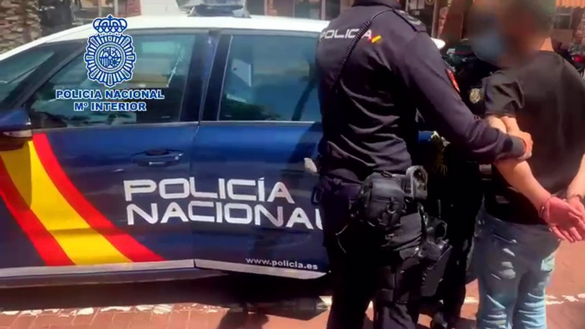 La Policía Nacional de Burgos detiene a un individuo.