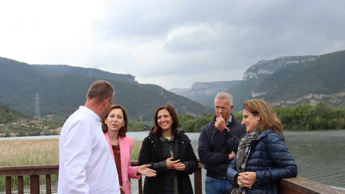 Teresa Ribera con el presidente del Senado, el menés Ander Gil, junto a otros cargos socialistas en las Merindades.