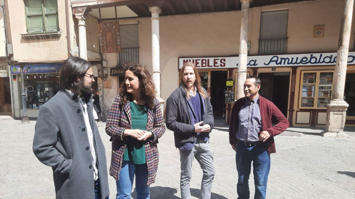 El secretario general de Podemos en Castilla y León, Pablo Fernández, visita aranda de Duero.