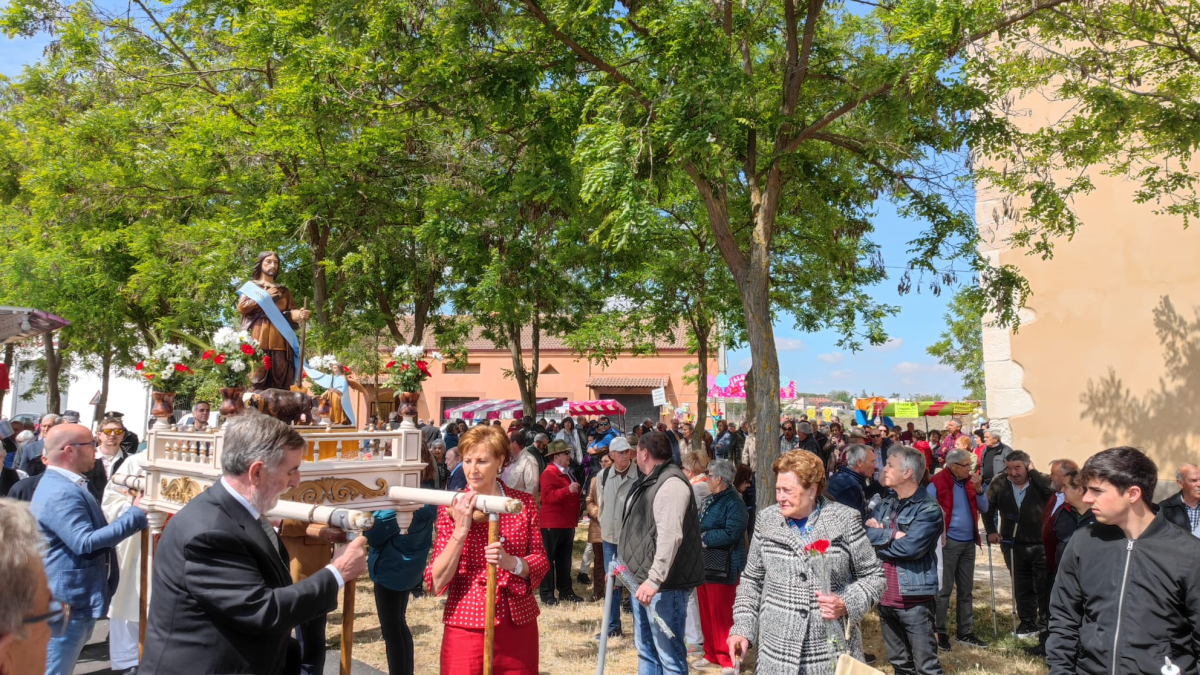 Muchos vecinos se han acercado a vivir la procesión de San Isidro en Aranda