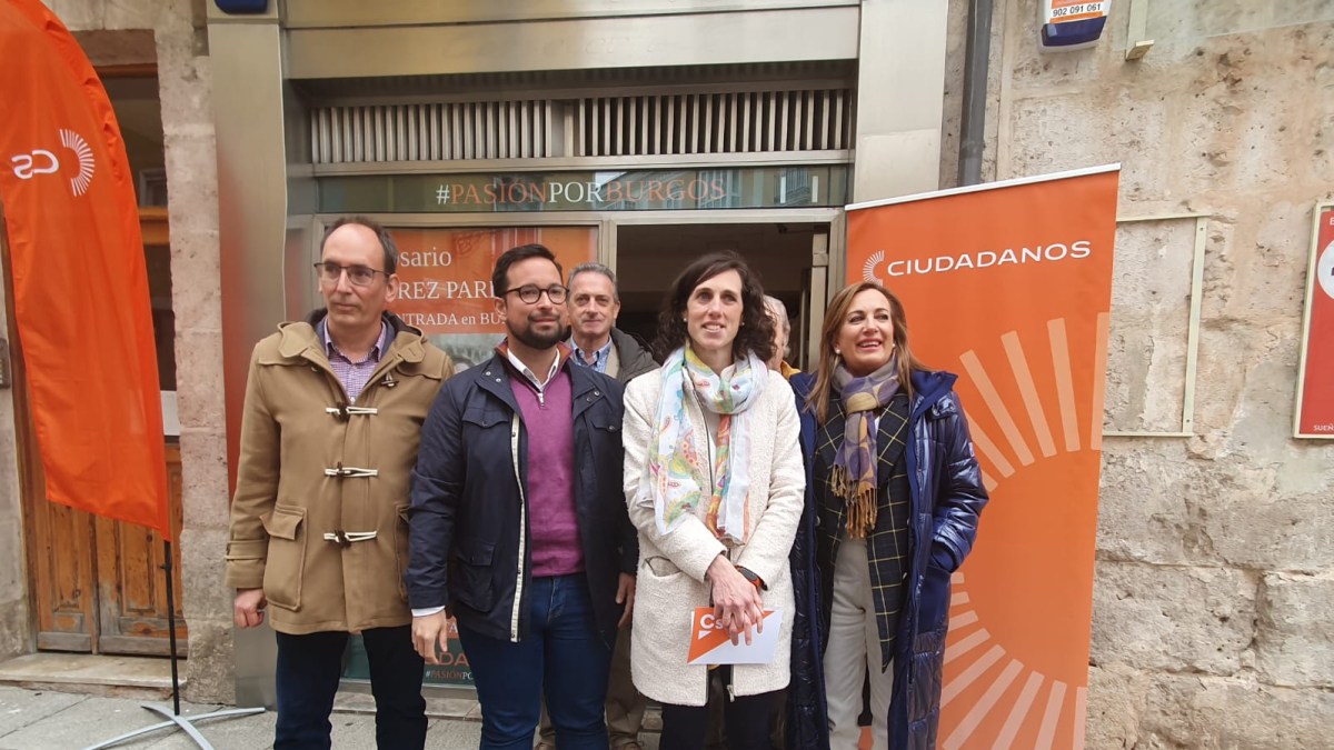 Vanesa Miguel, número 3 de Ciudadanos, en el centro de la imagen.