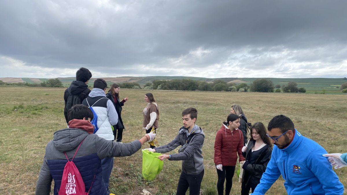 75 jóvenes con y sin discapacidad han unido sus fuerzas para recoger la basuraleza presente en los alrededores de los yacimientos de Atapuerca.