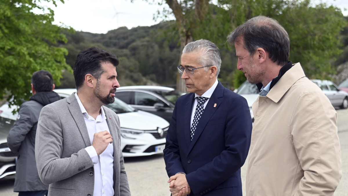 Luis Tudanca, junto al delegado de la Junta, Roberto Saiz (PP), y el portavoz popular en la Diputación, Borja Suárez, en Santa Casilda.