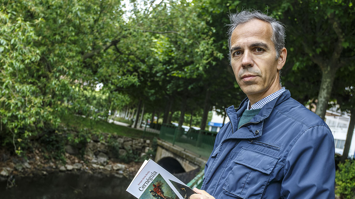 El escritor, músico y profesor Enrique García Revilla, con un ejemplar de su novela ‘Cernégula’.