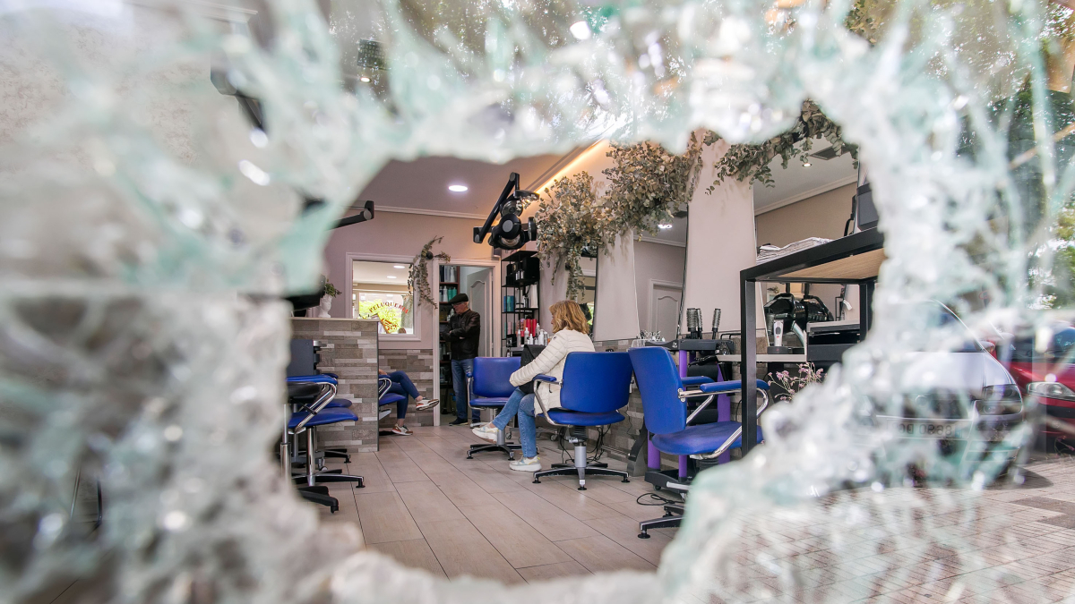 Interior de una peluquería del barrio de Gamonal horas después de ser asaltada.