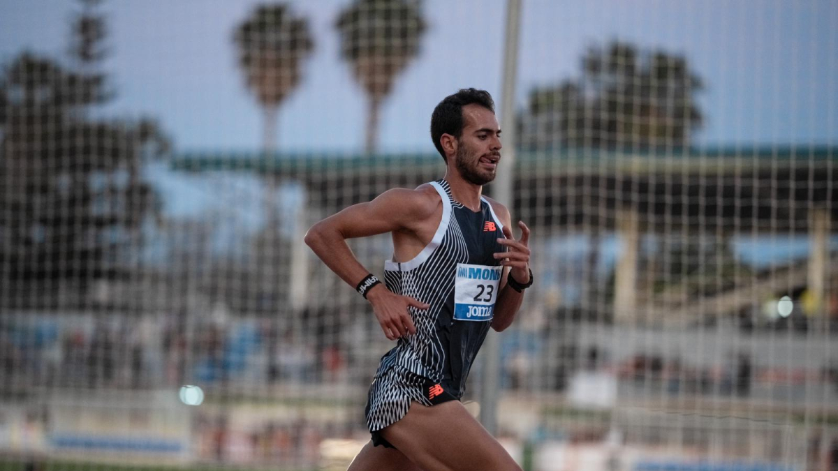 El atleta burgalés Dani Arce durante una carrera al aire libre.