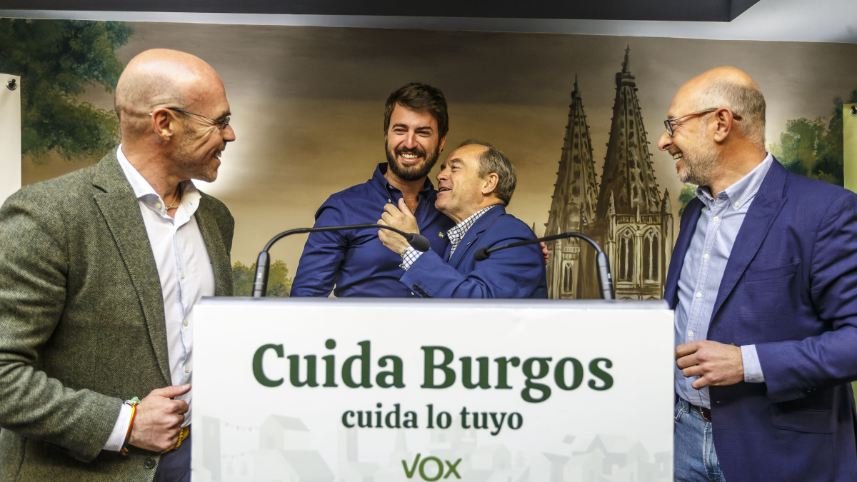 Jorge Buxadé, Juan García-Gallardo, Fernando Martínez-Acitores e Iñaki Sicilia en el acto electoral de Vox en Burgos.