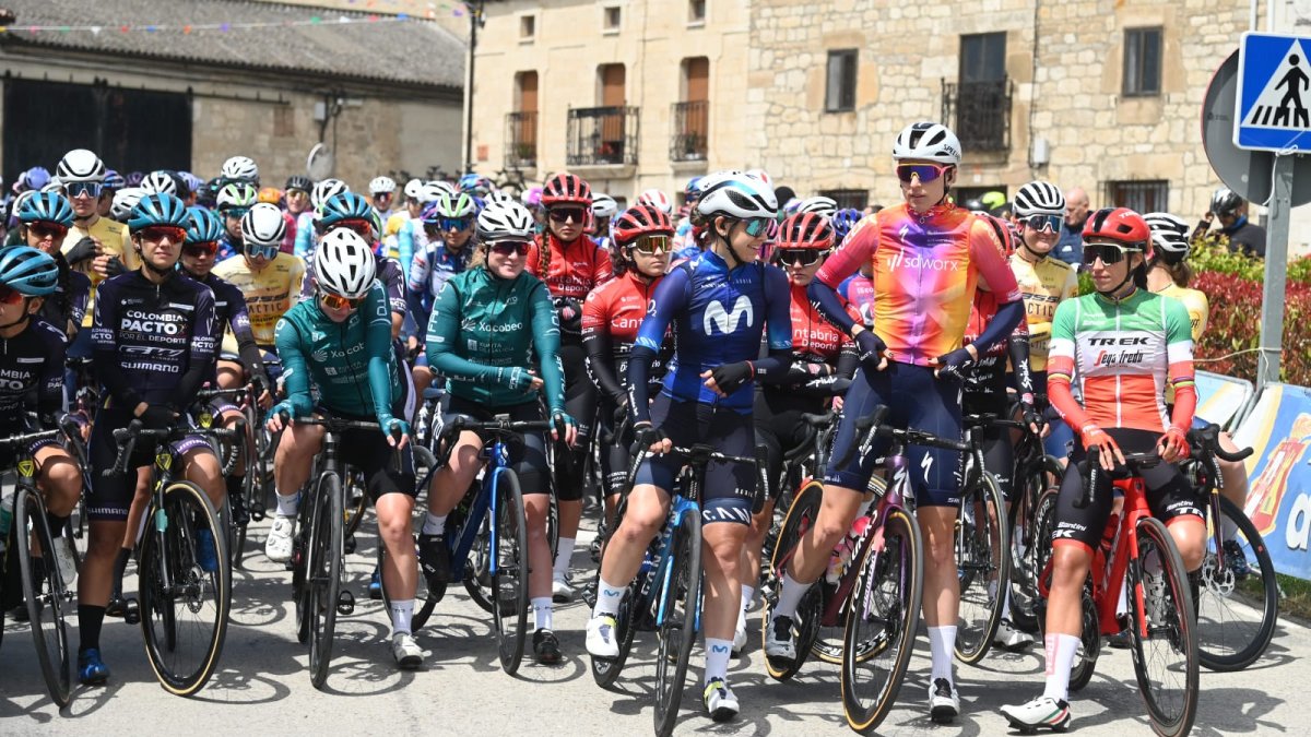 Imagen de la salida de la primera etapa de la Vuelta a Burgos femenina 2023.