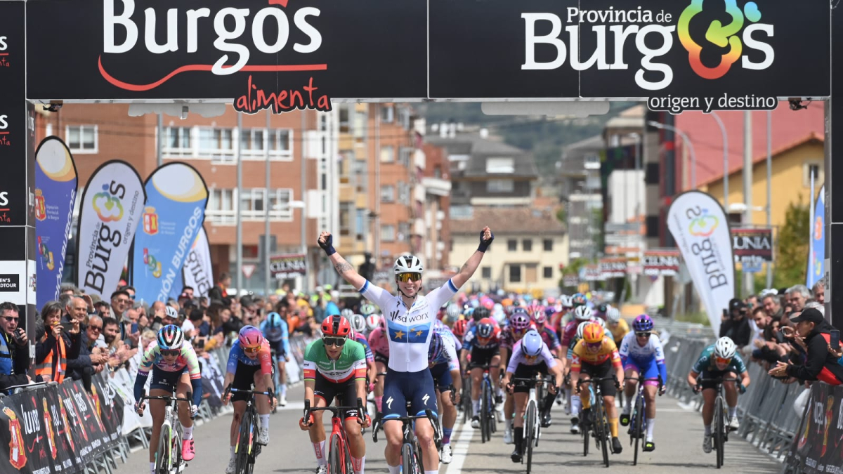 La neerlandesa se impone a sus rivales en la volata final.