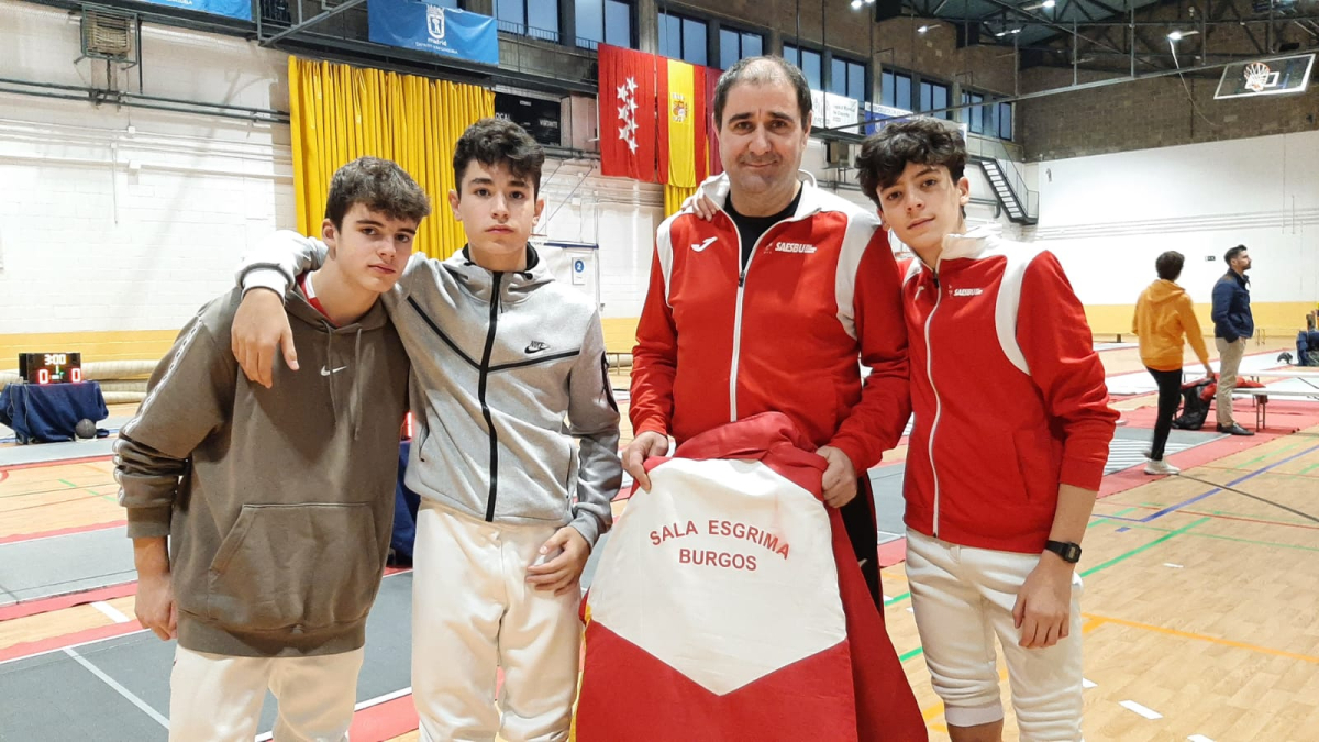 Los tiradores burgaleses, posando junto a su entrenador Carlos Zayas.