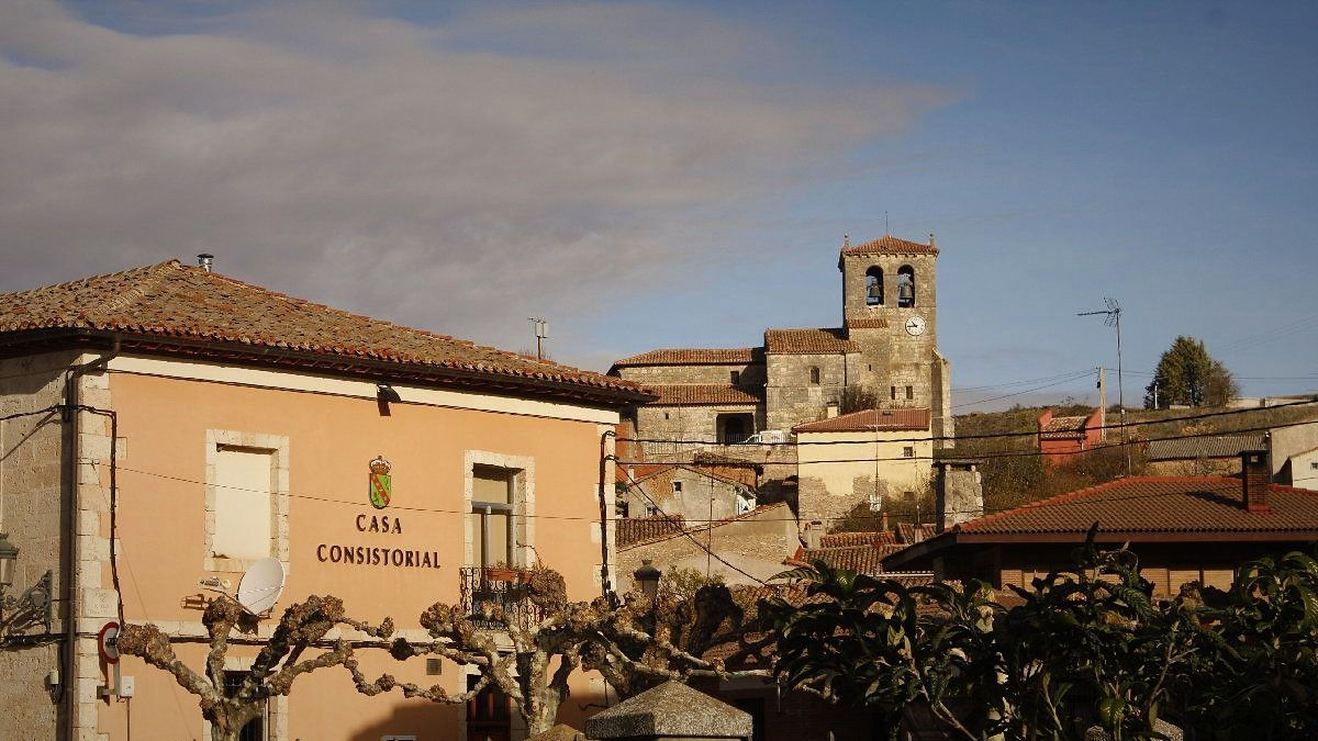 Vista general de Cardeñadijo y la Casa Consistorial.