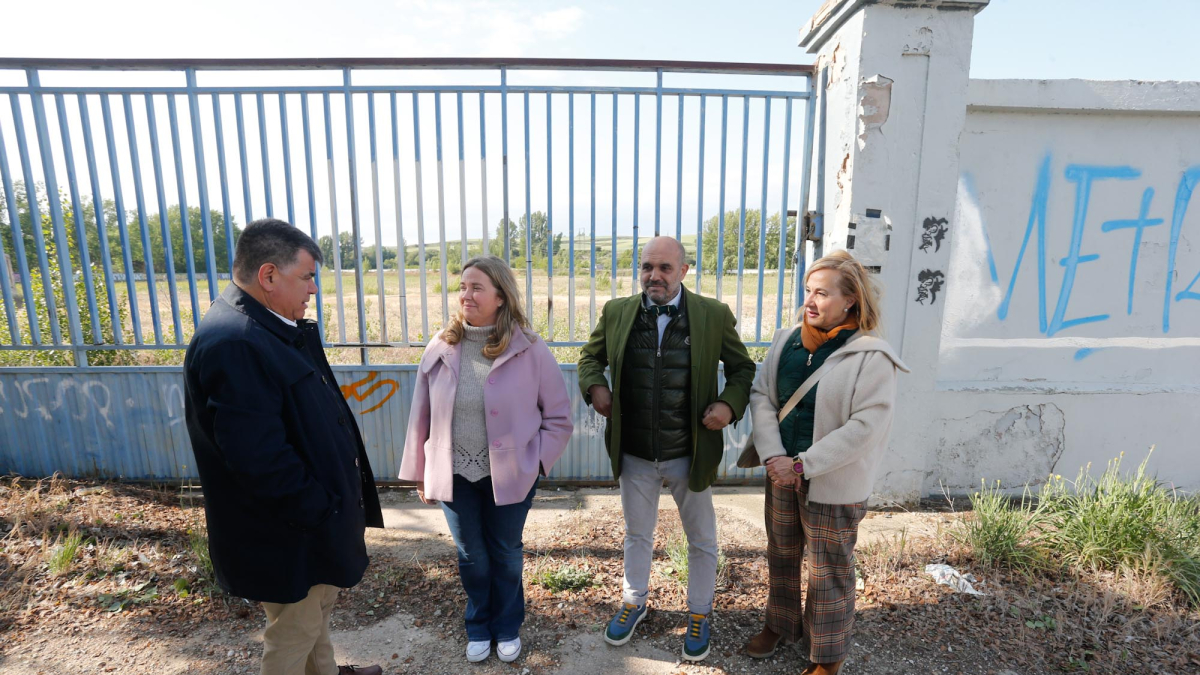 Cristina Ayala y parte de su equipo en la parcela de la antigua CLH, en las cercanías del Hospital del Rey.