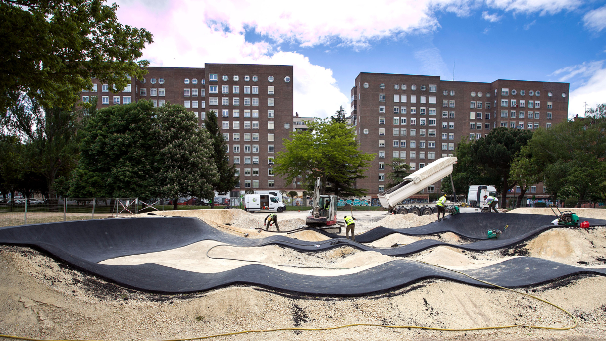 Vista general de las obras de la pista de pump track en el parque Buenavista de Gamonal.