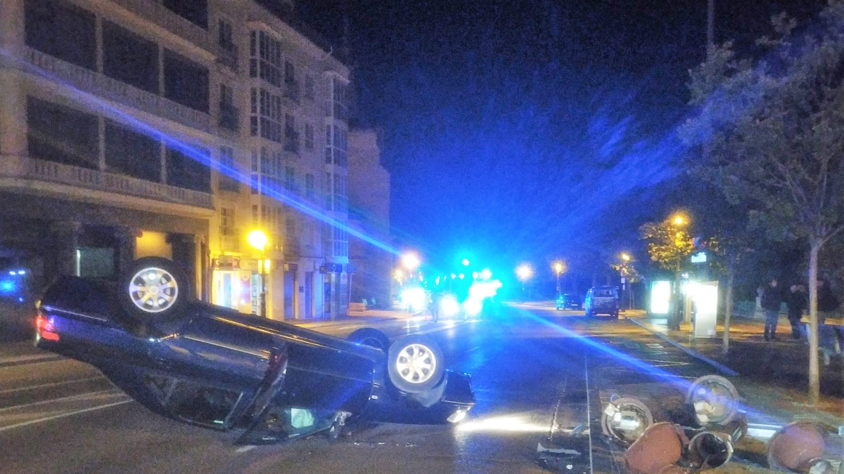Imagen del vehículo volcado en la plaza Vega.