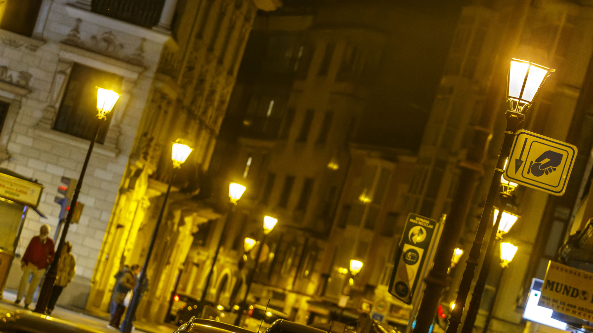 Farolas encendidas en una calle de Burgos.