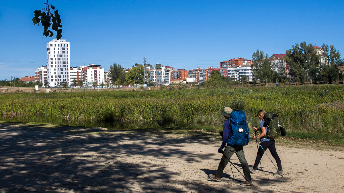 Dos peregrinos acceden a la ciudad por el entorno de Capiscol.