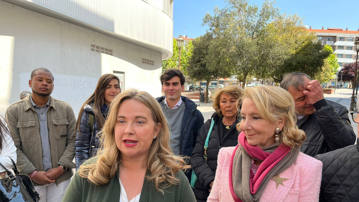 Cristina Ayala, candidata a la Alcaldía de Burgos, con Esperanza Aguirre antes del comienzo de la Romería de la Blanca..