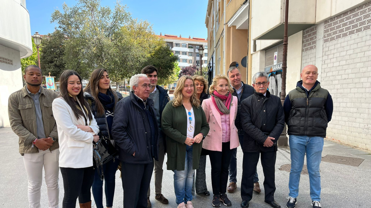 Esperanza Aguirre con miembros de la candidatura de Cristina Ayala a la Alcaldía de Burgos.