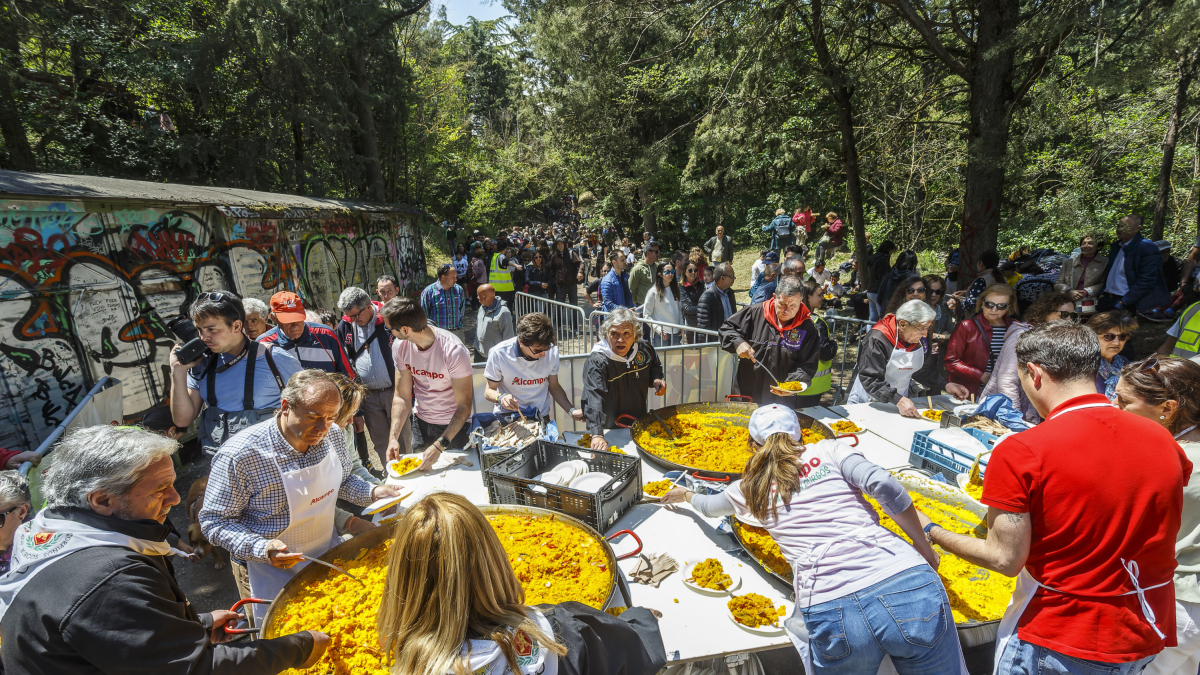 Reparto de paella en la Romería de la Virgen Blanca.