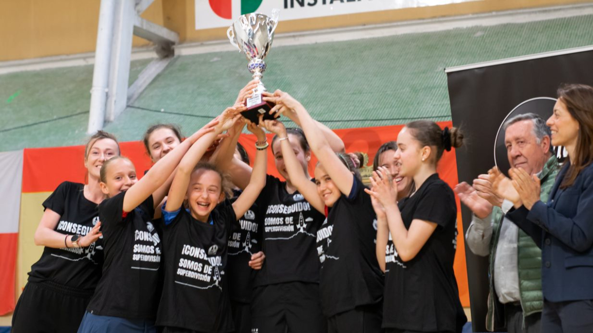Las burgalesas, levantando el título de campeonas de la División de Honor