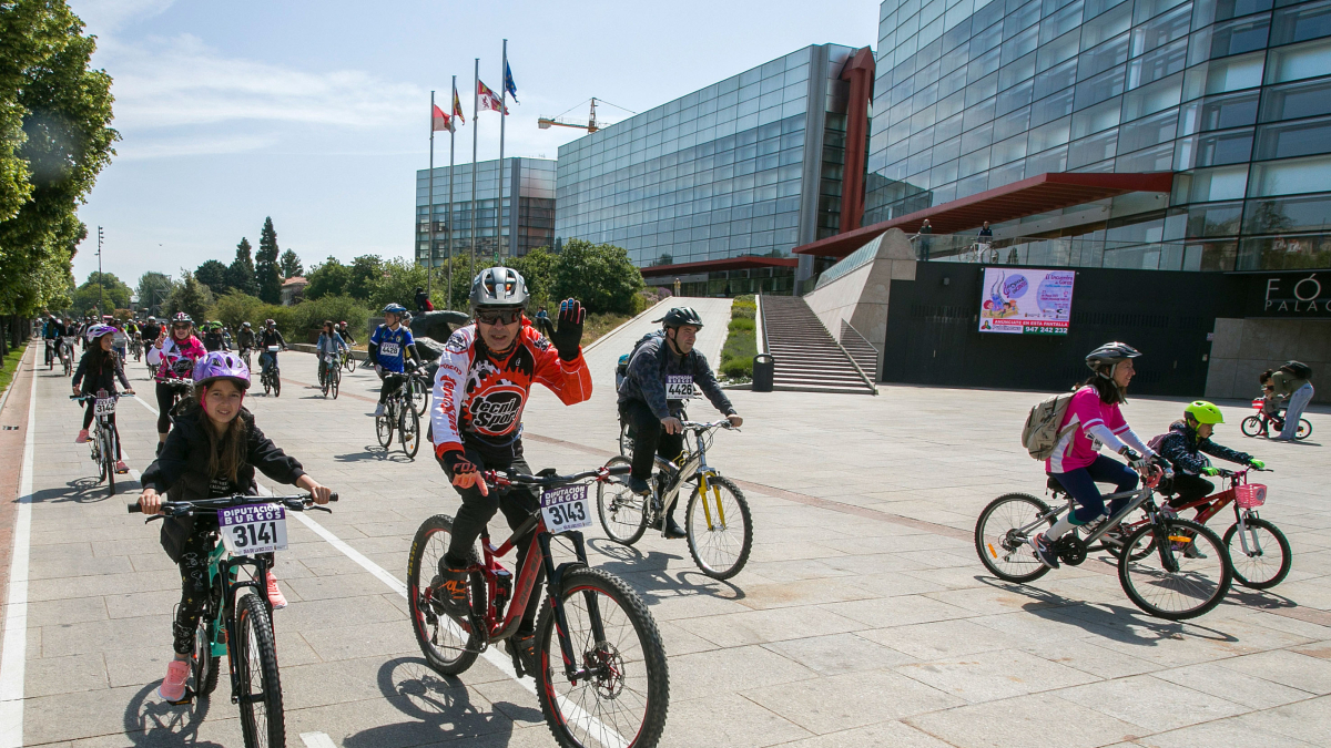 Imagen del Día de la Bici a su paso por el paseo de Atapuerca