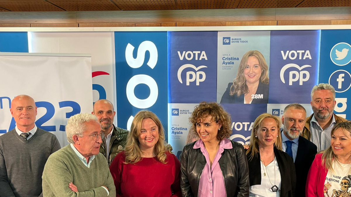 Dolors Montserrat con Cristina Ayala y Juan Carlos Aparicio, entre otros miembros del PP.