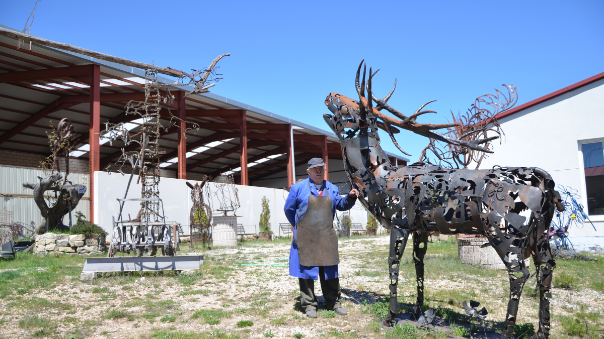 El artista posa con algunas de sus obras en su taller.