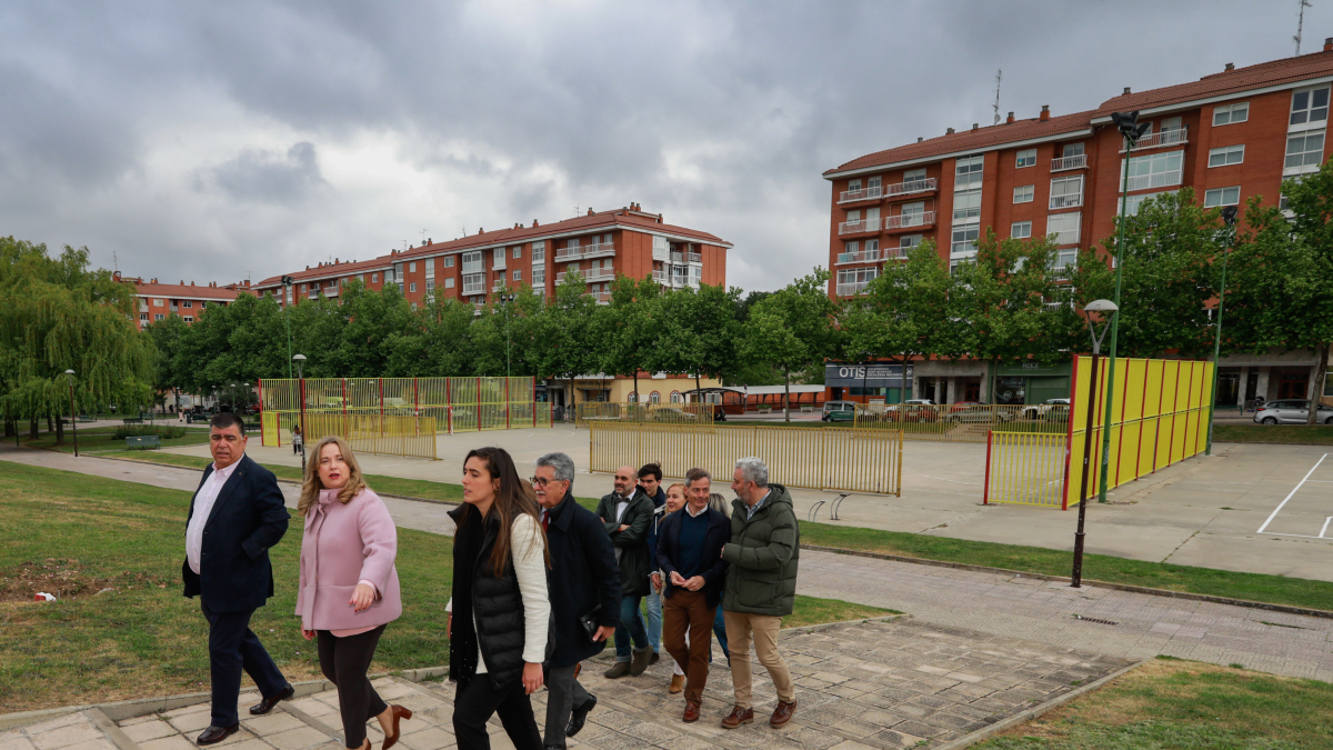 Cristina Ayala con miembros de su candidatura, en el parque Europa de la capital burgalesa.