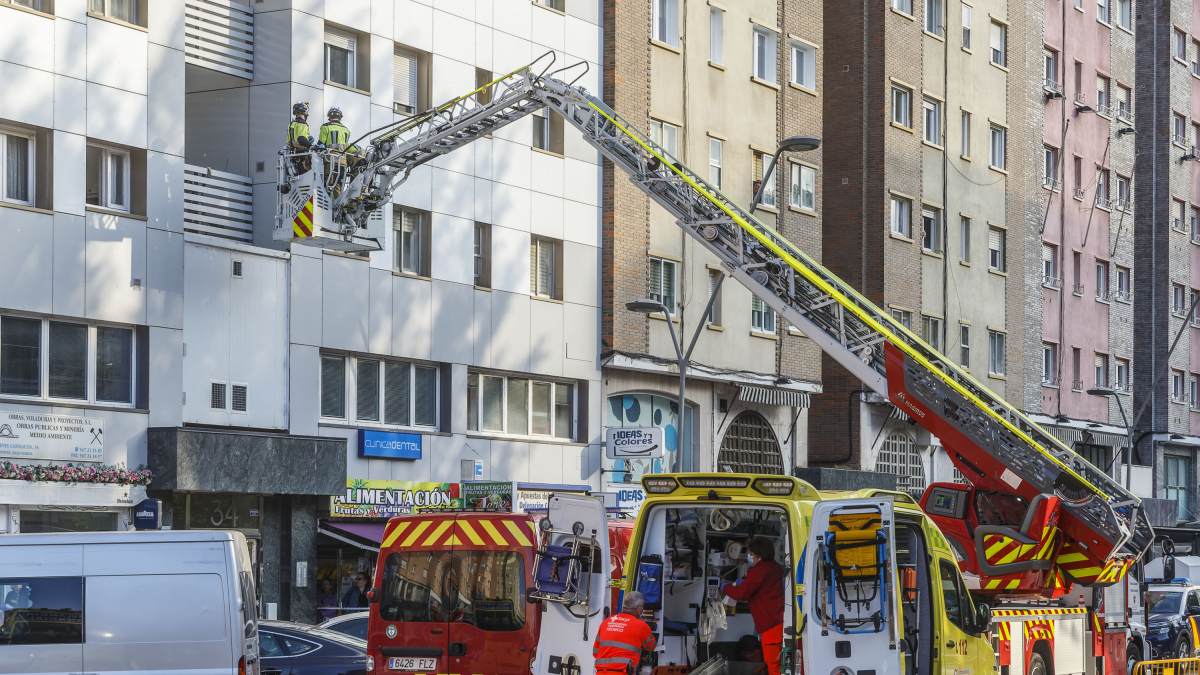 Los bomberos de Burgos rescatan a un menor tras precipitarse por el hueco de un edificio en Reyes Católicos.