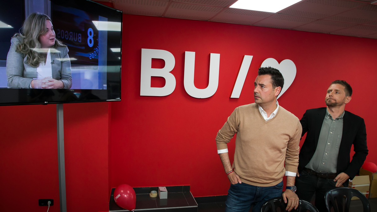 Daniel de la Rosa y Josué Temiño observan una entrevista televisiva a Cristina Ayala.