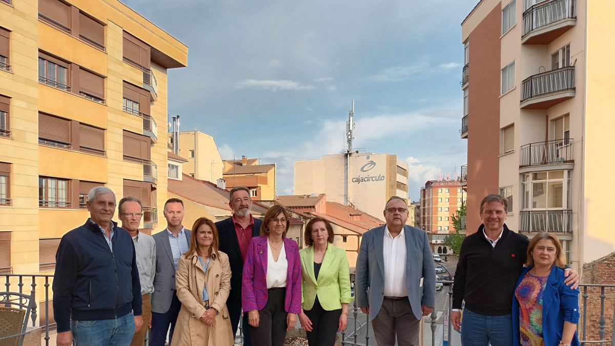 La candidata del PP posa con parte de su nuevo equipo