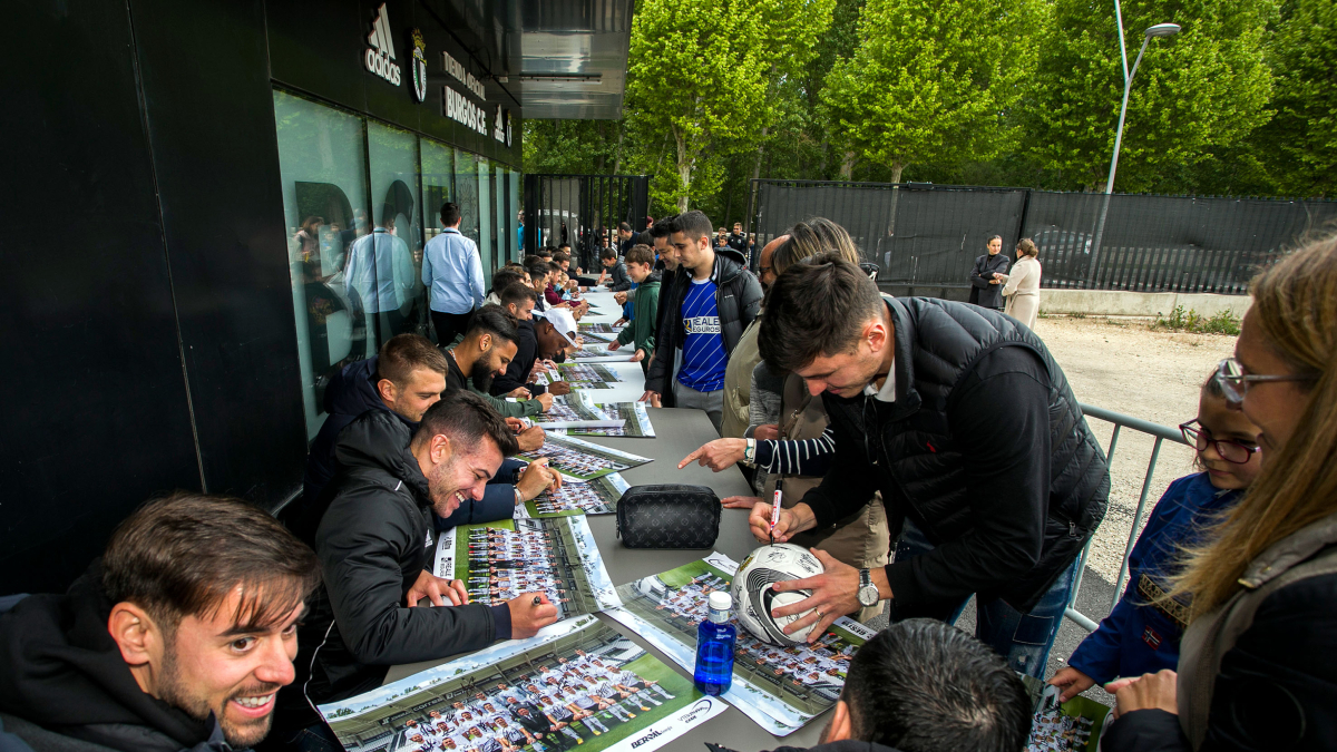Más de 500 personas se acercaron al encuentro con los jugadores del Burgos CF.