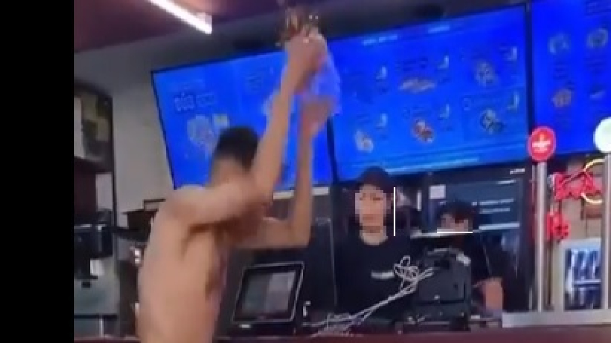 Un joven arroja el bote de las propinas en el Mamataco de Burgos antes de hacer un 'simpa'.